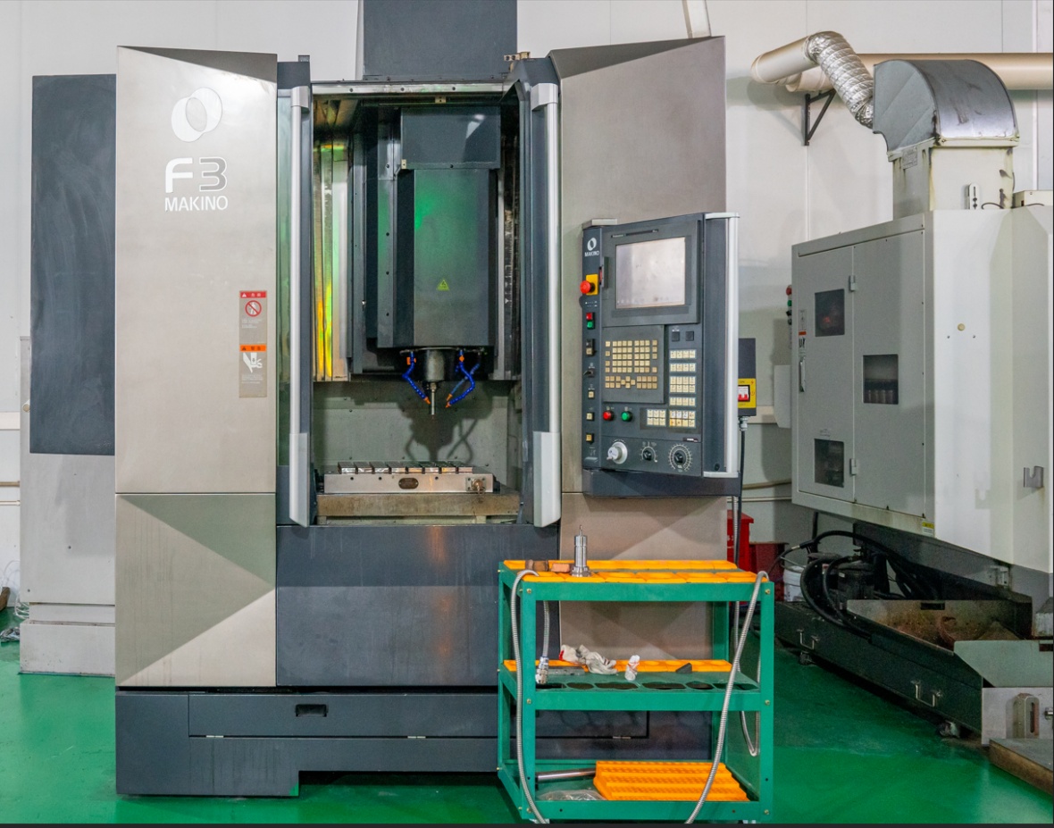 Высокоскоростной CNC-центр MAKINO F3